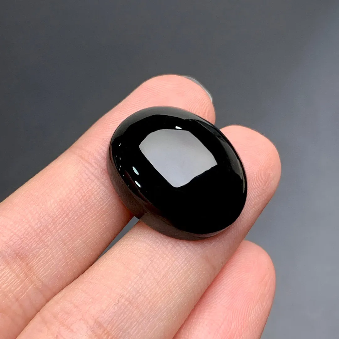 缅甸墨翠蛋面裸石戒面，黑度极黑 种老起胶 肉质细腻 打灯冰冰透透 色正阳绿 尺寸大