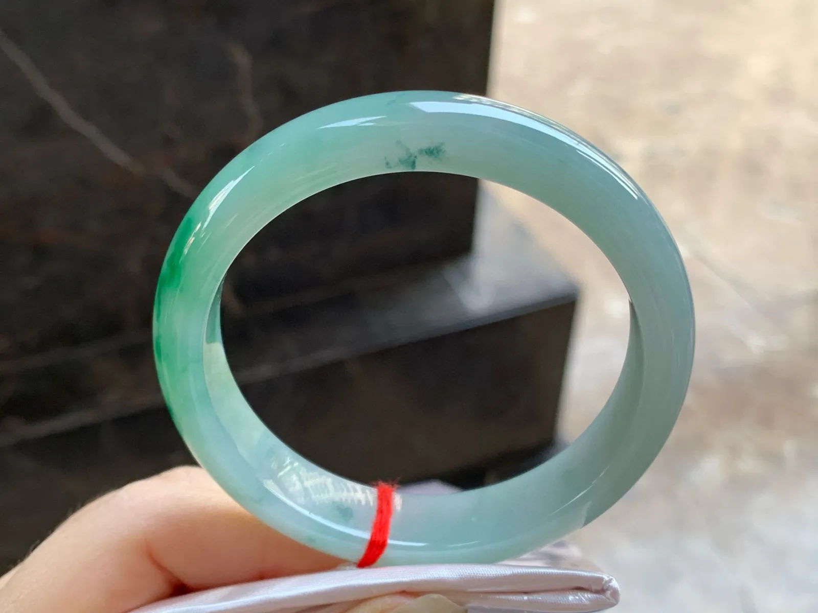 带色手镯
尺寸：58.2-13-8mm
底子细腻干净～绿花缠绕上手好看