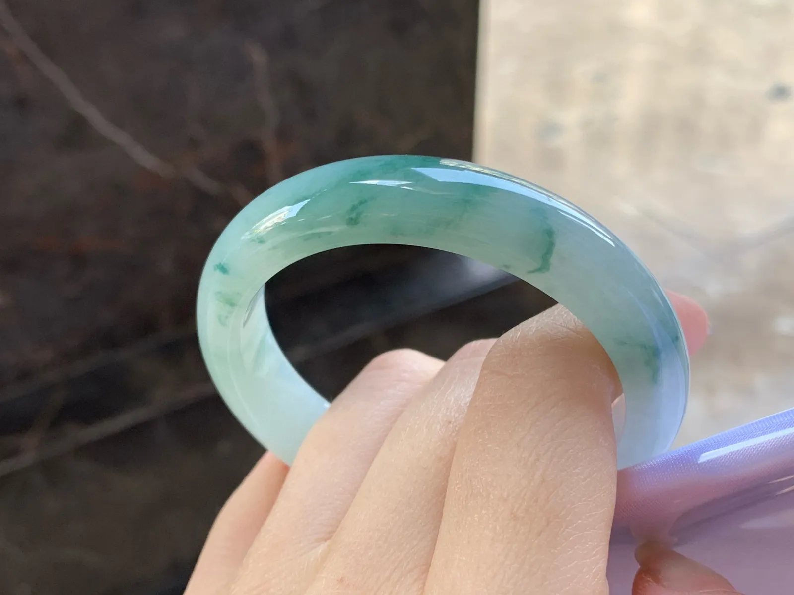 飘花手镯
尺寸：52-12-7.8mm
肉质细腻干净～飘花点缀