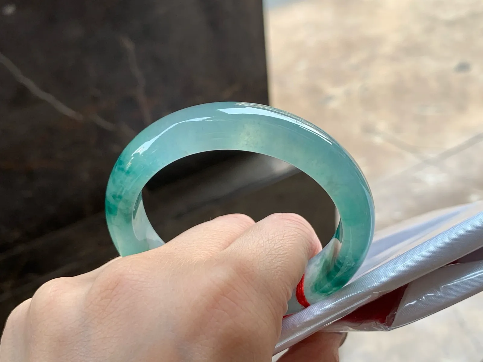 冰种飘花手镯
尺寸：52.5-13-8mm
种好水足，花色漂亮，精品小圈口