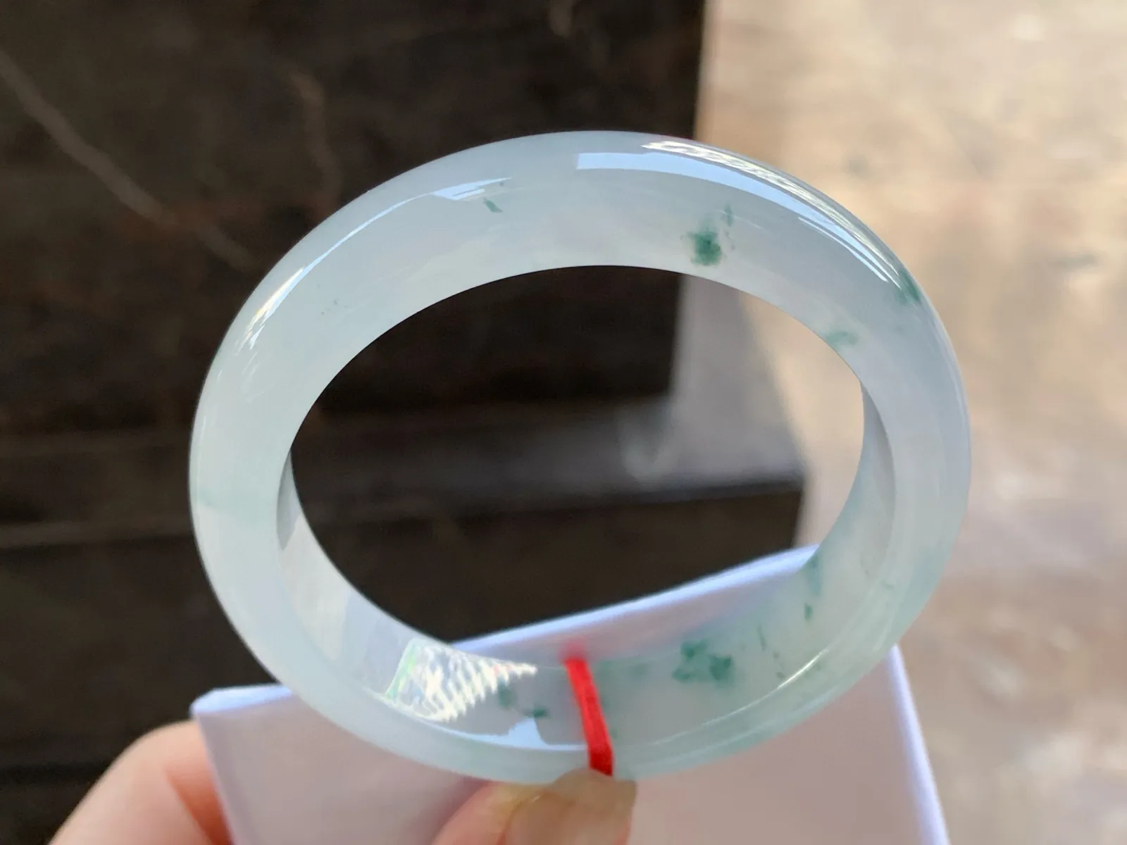 冰飘花手镯
尺寸：54.5-12.6-8mm
冰味十足～飘花点缀无瑕疵