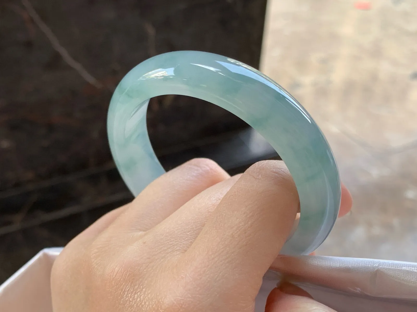 冰飘花手镯
尺寸：56-13.6-8.5mm
种老肉细～起胶的料子