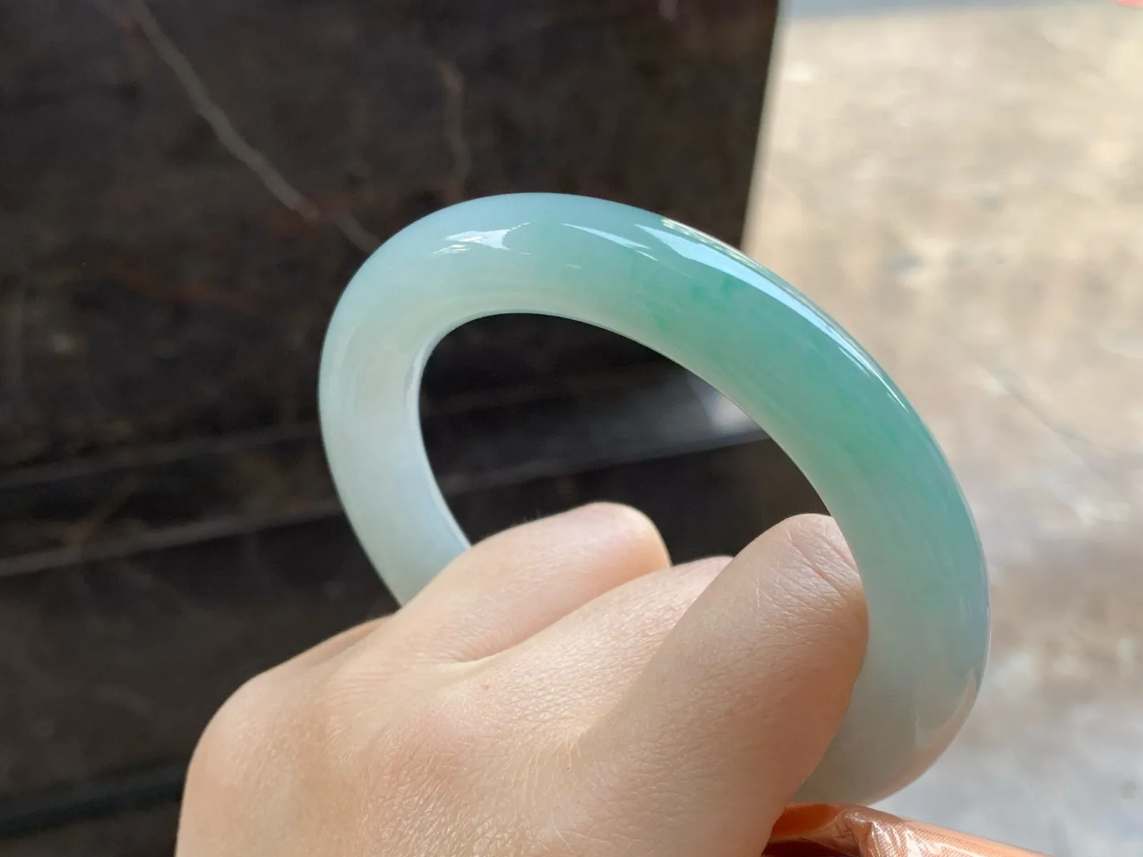 带色圆条手镯
尺寸：58.5-11.6mm
底子细腻干净～大圈口