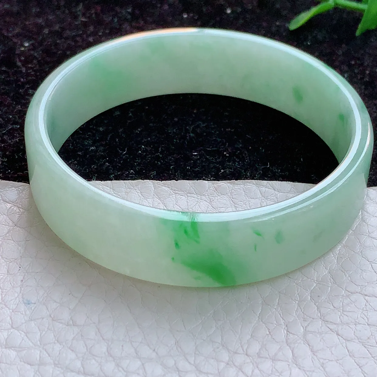 hh自然光53mm缅甸翡翠A货冰胶飘阳绿宽扁玉手镯 玉手环53*13.6*4mm