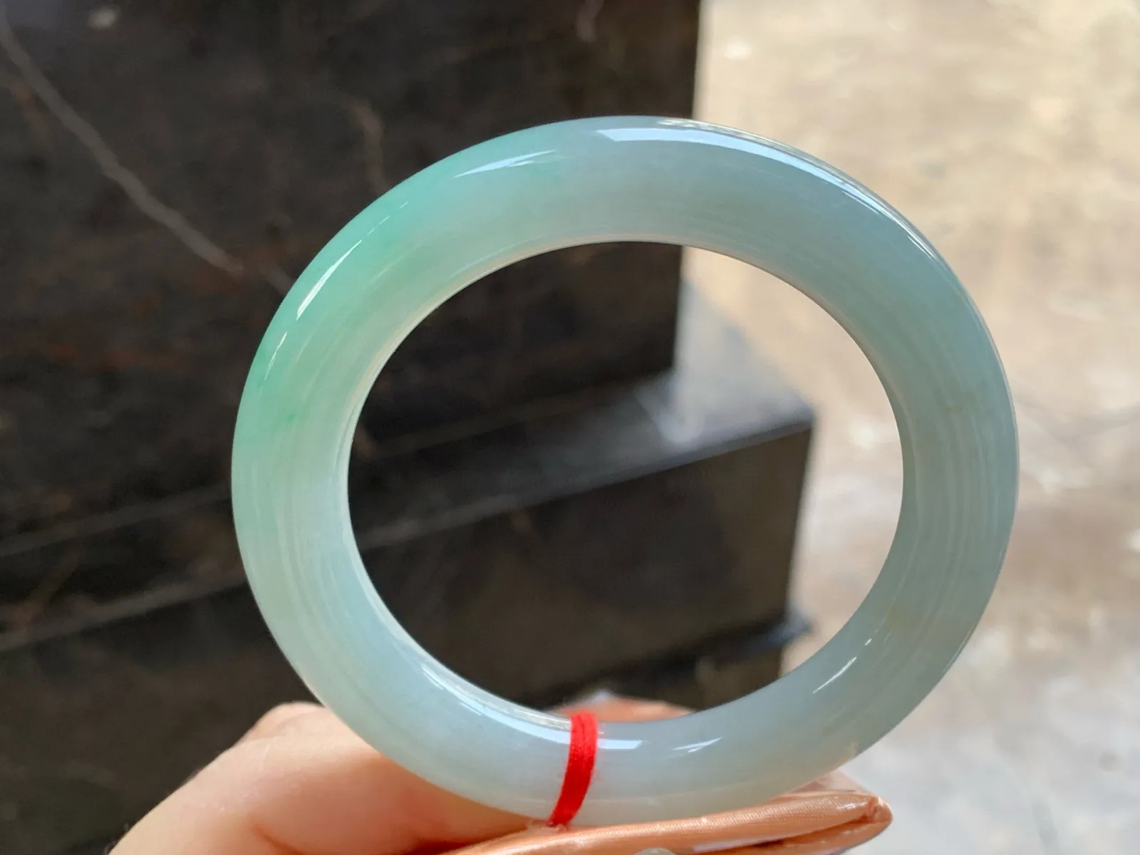 带色圆条手镯
尺寸：58.5-11.6mm
底子细腻干净～大圈口