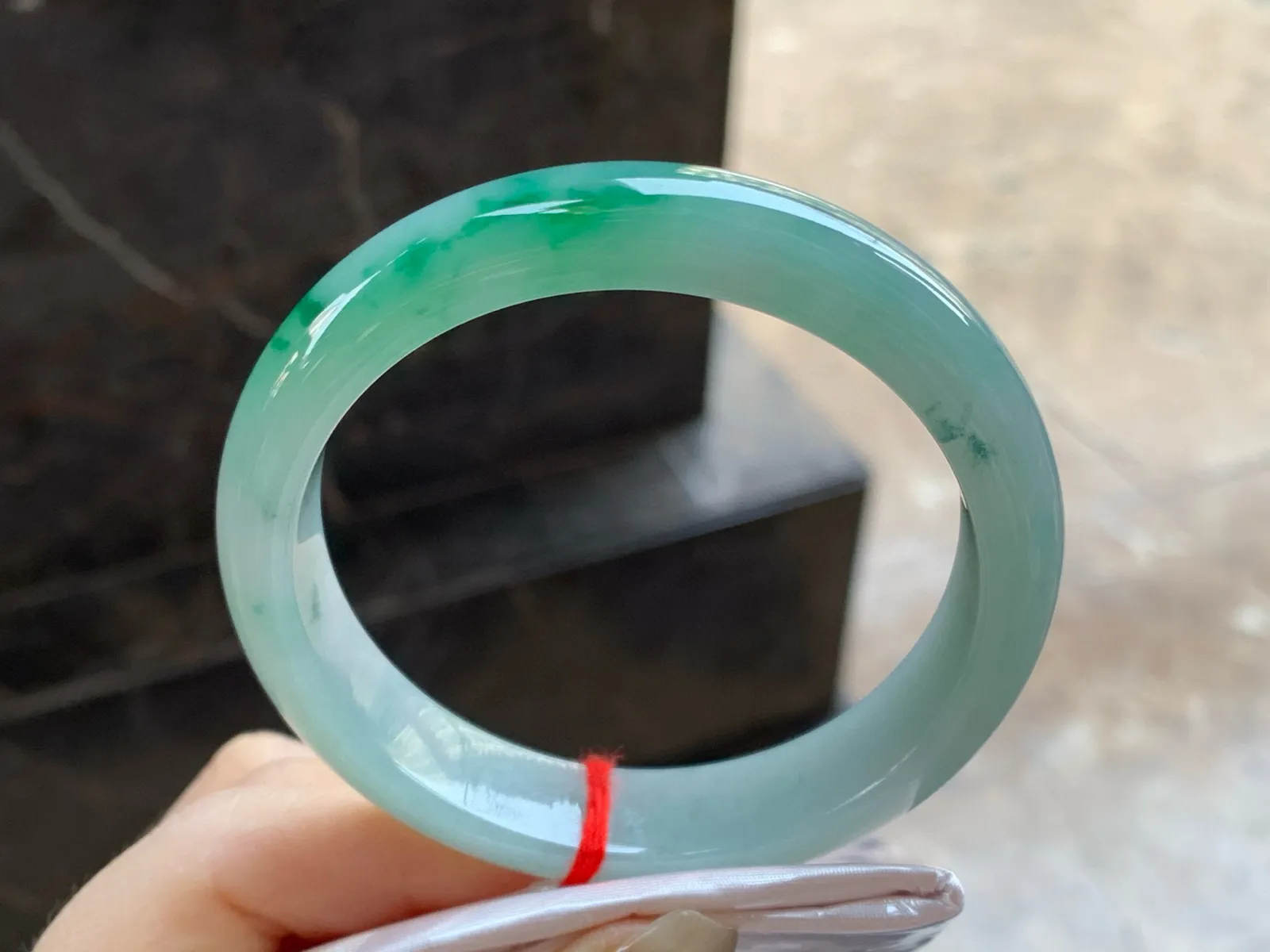带色手镯
尺寸：58.2-13-8mm
底子细腻干净～绿花缠绕上手好看