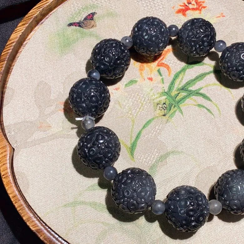 新疆籽料青花花开富贵手串 。单颗尺寸15重66克。玉质细腻油润。手推出油。品相大气。lt250319