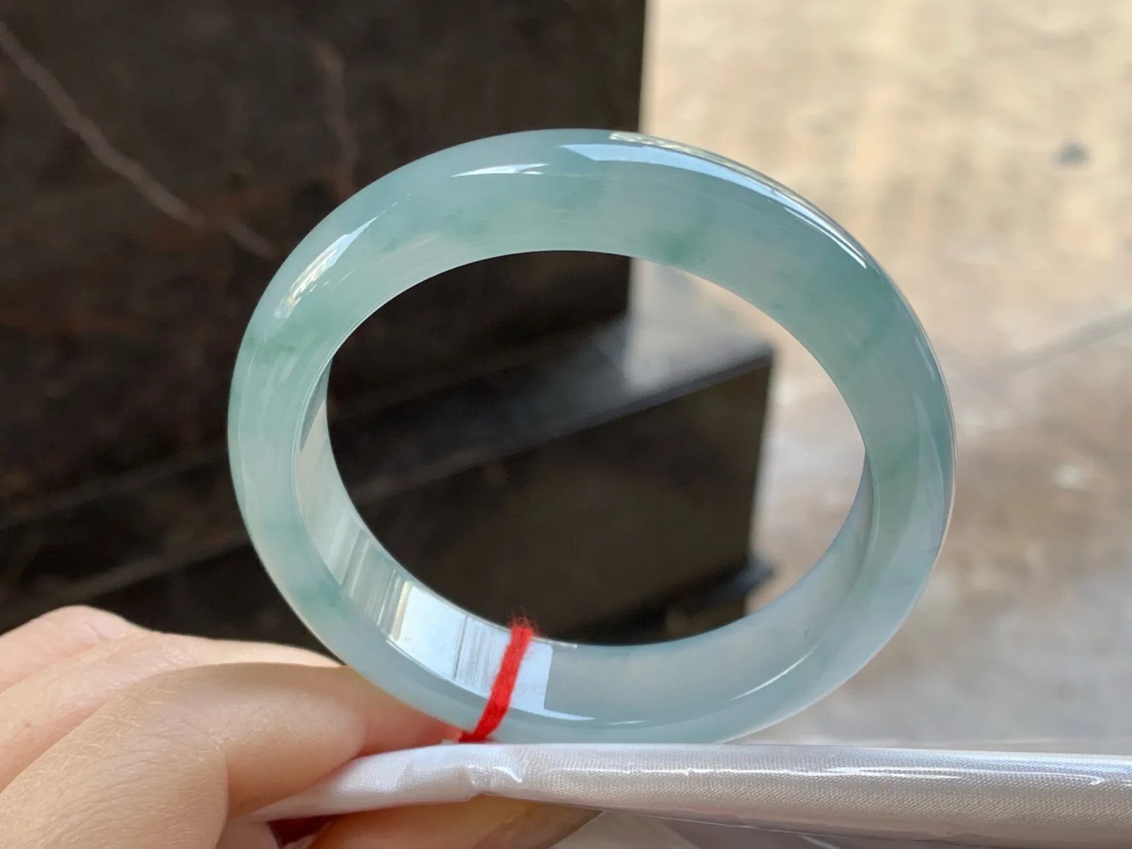 冰飘花手镯
尺寸：56-13.6-8.5mm
种老肉细～起胶的料子