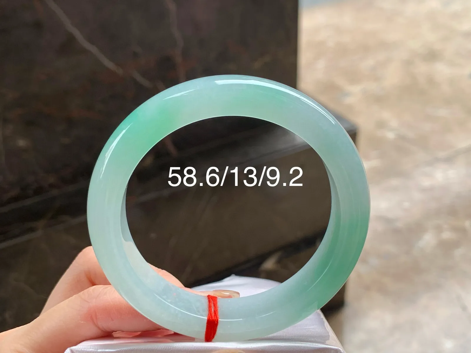 糯冰带色手镯
尺寸：58.6-13-9.2mm
颜色漂亮，种好水润，上手好看