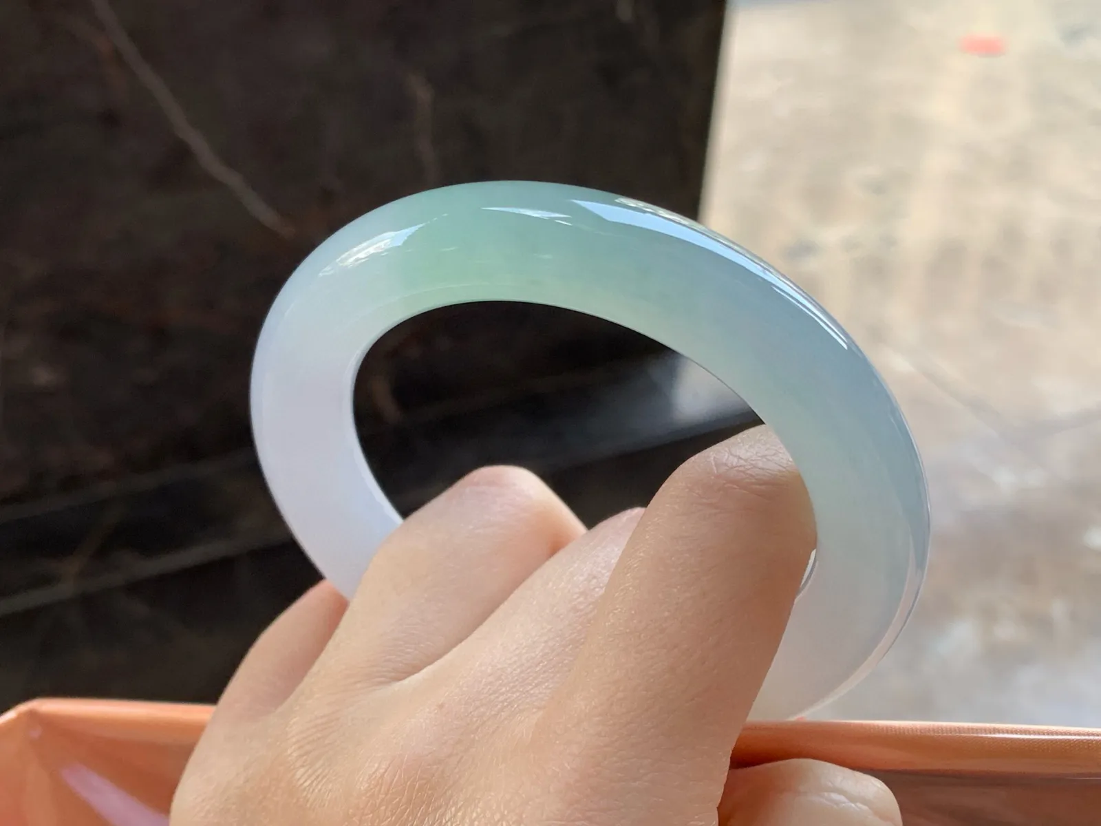 晴绿圆条手镯
尺寸：57.6-12.3-12mm
肉质细腻干净～水润清秀无瑕疵