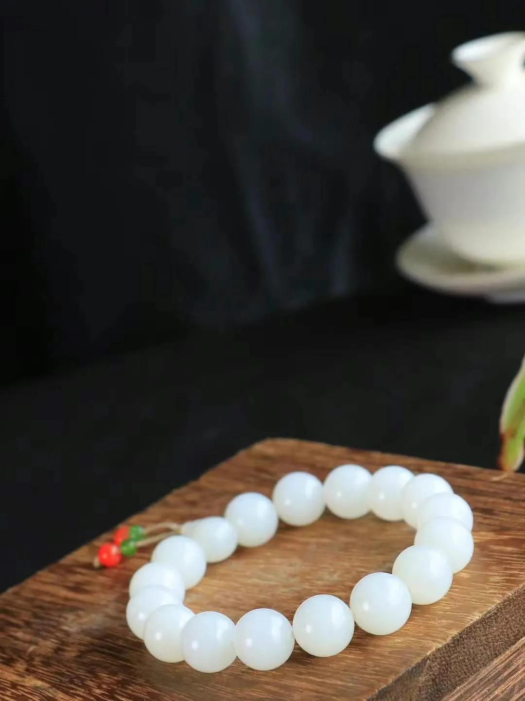 【玉润心田.福运绵延.手串】

精品️和田玉白玉圆珠手串，承载着千年玉文化的深厚底蕴，寓意吉祥如意、福运绵长。每一颗珠子都经过精心打磨，圆润光滑，为您带来宁静与祥和。重43克  尺寸取一11.6mm  fDL-79301900