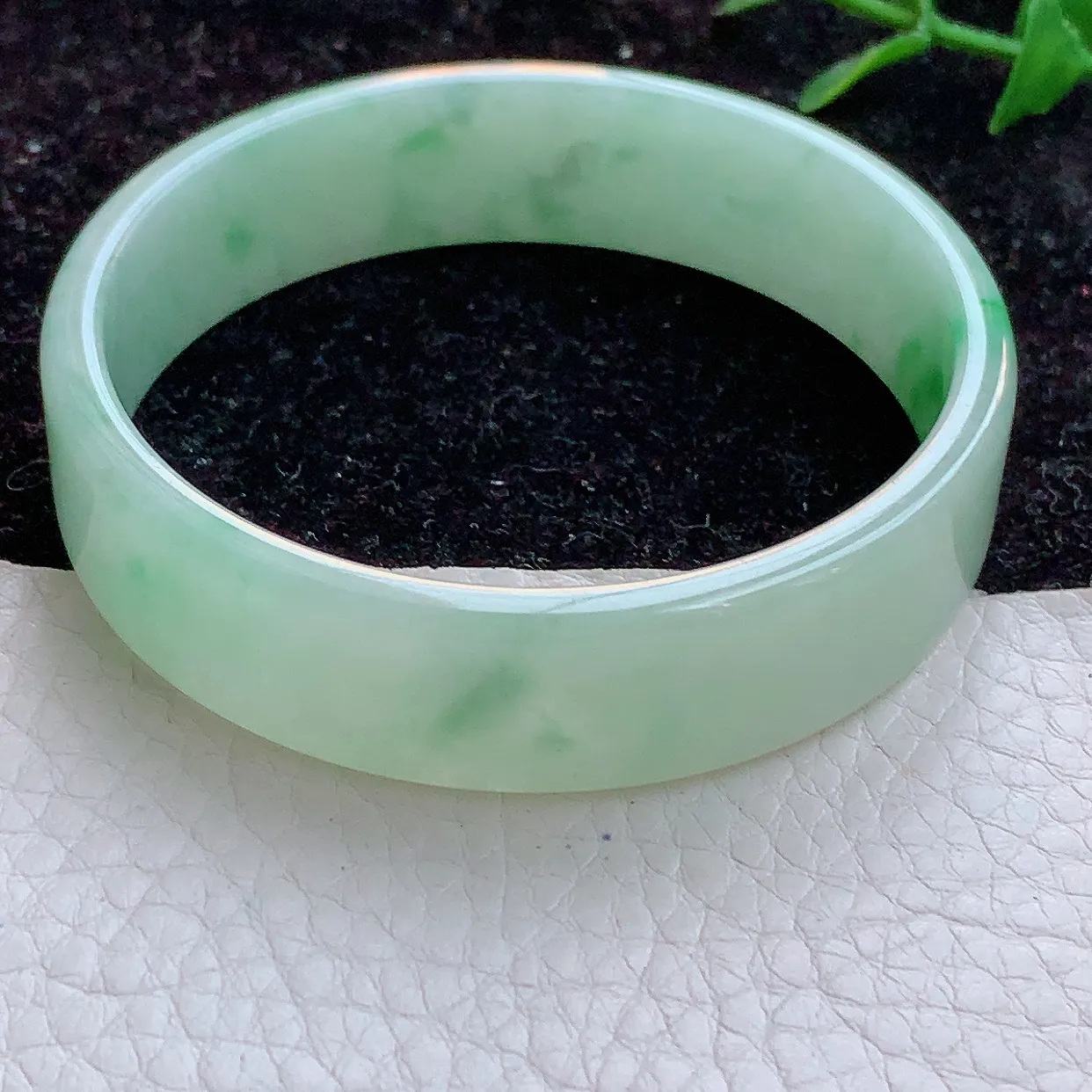 hh自然光53mm缅甸翡翠A货冰胶飘阳绿宽扁玉手镯 玉手环53*13.6*4mm