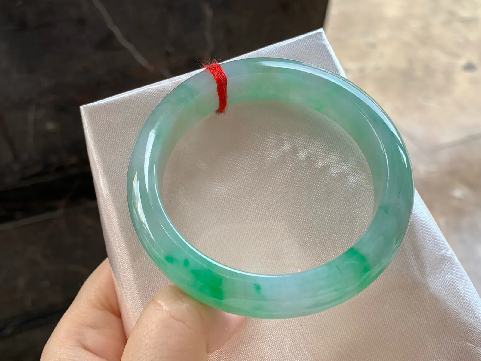 带色手镯
尺寸：56.5-13.2-8.5mm
有种有色～上手漂亮 推荐