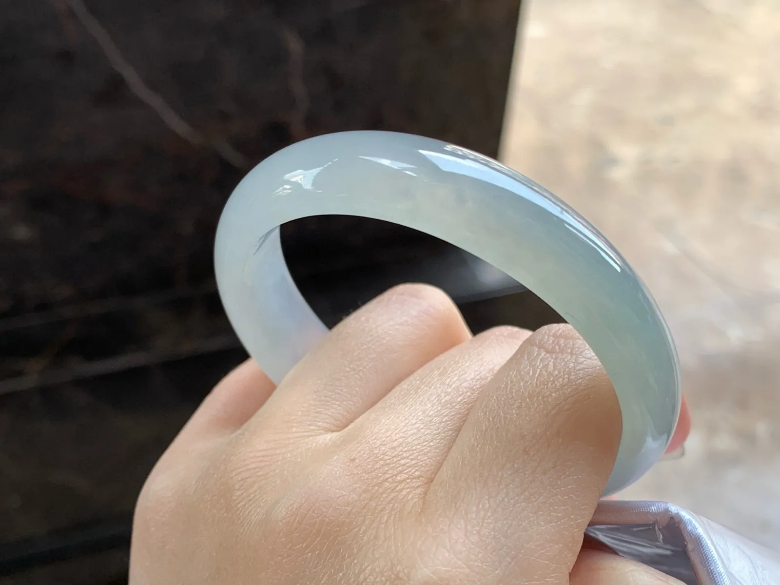 冰种贵妃镯
尺寸：59-13.3-6.8mm
种水好～正圈55 56 57可以戴大圈口