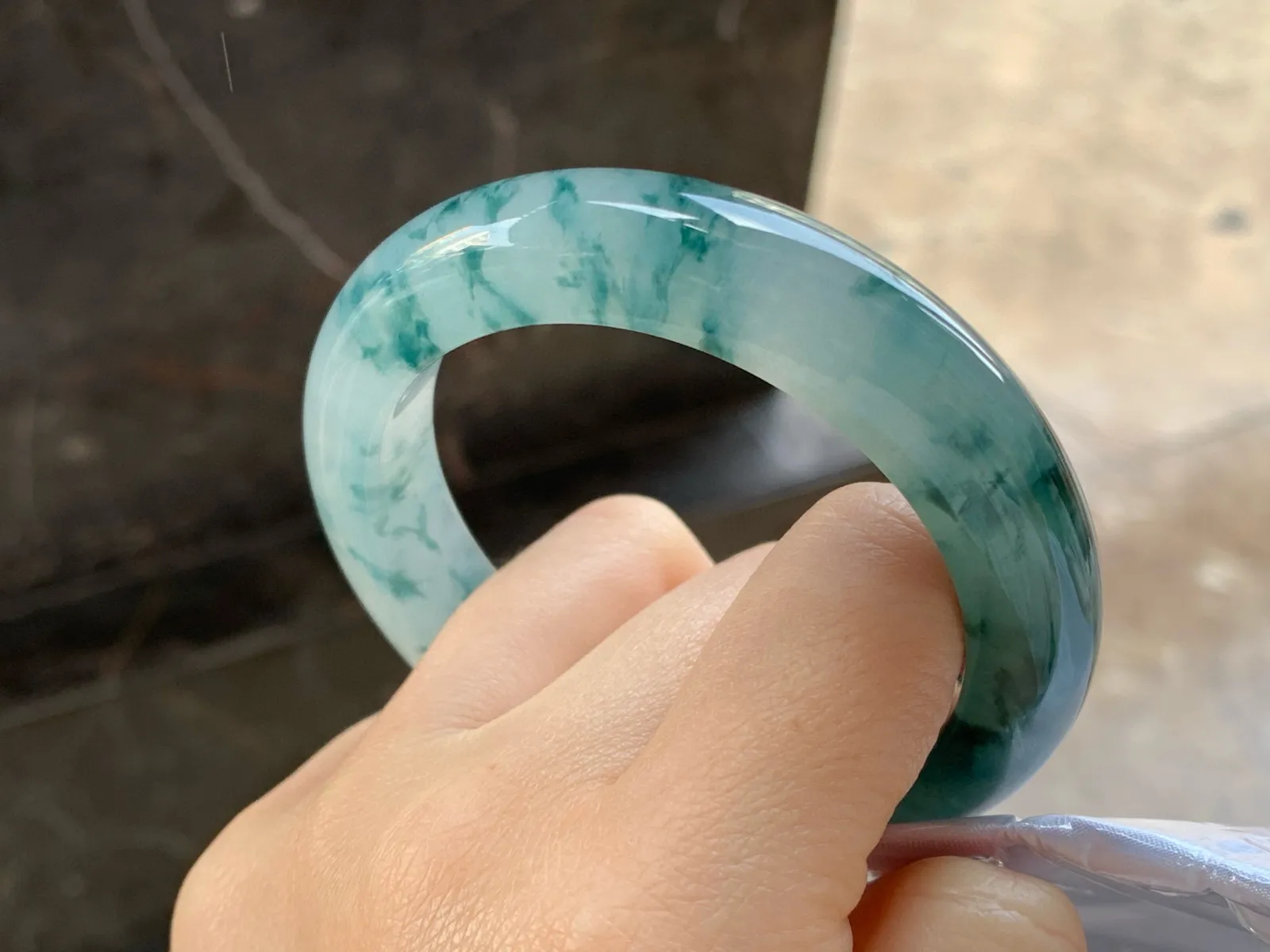 冰种飘蓝花手镯
尺寸：55-12.3-9.9mm
种老肉细～飘花浓郁 很漂亮的料子 实物好看