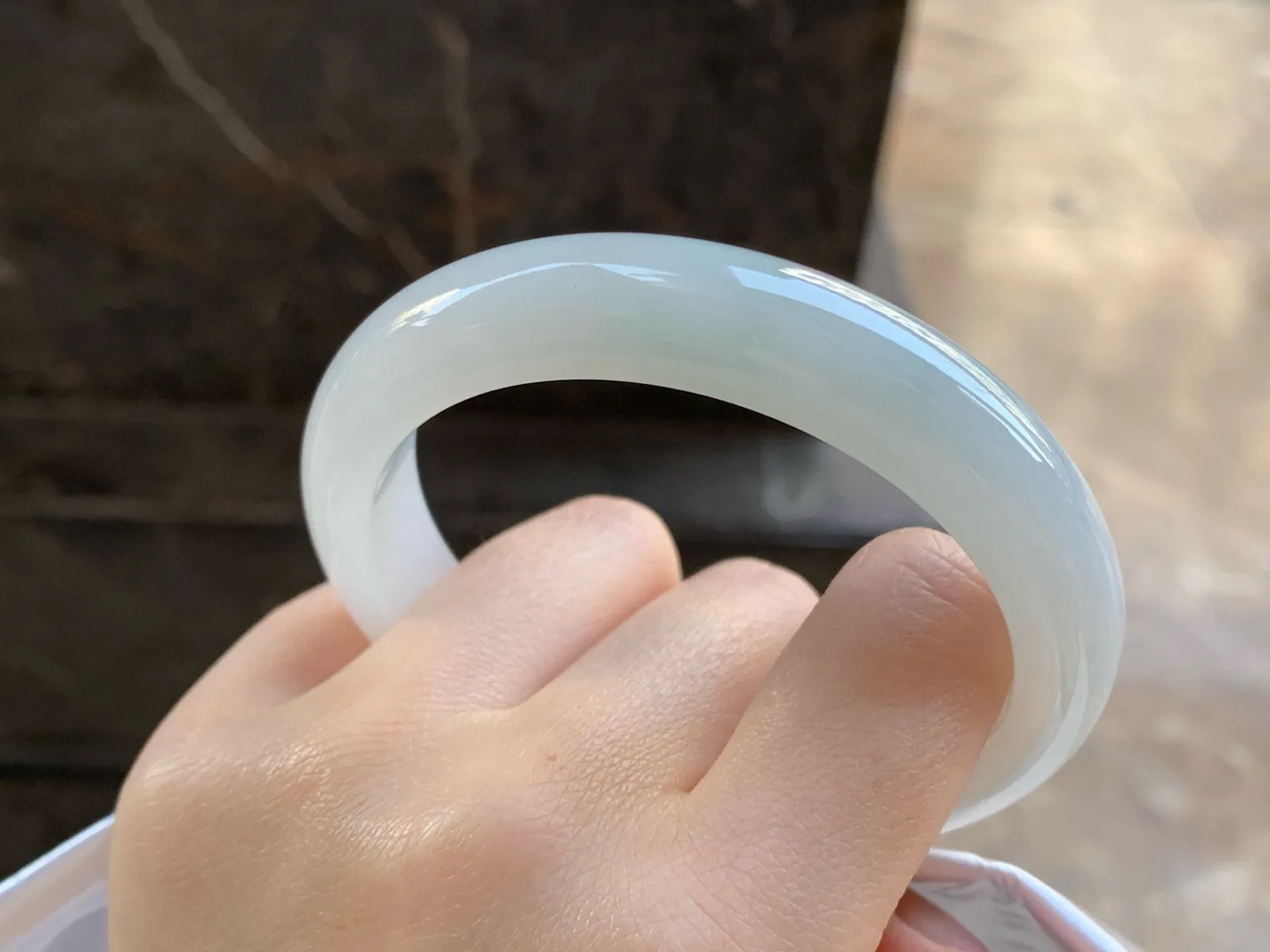 细糯手镯
尺寸：59-12.6-8.7mm
肉质细腻干净～大圈口