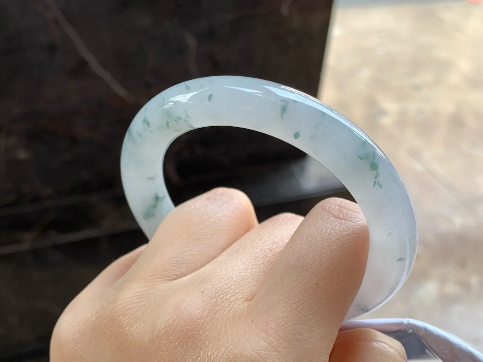 飘花圆条手镯
尺寸：54.4-10.5mm
水润十足～飘花点缀上手漂亮