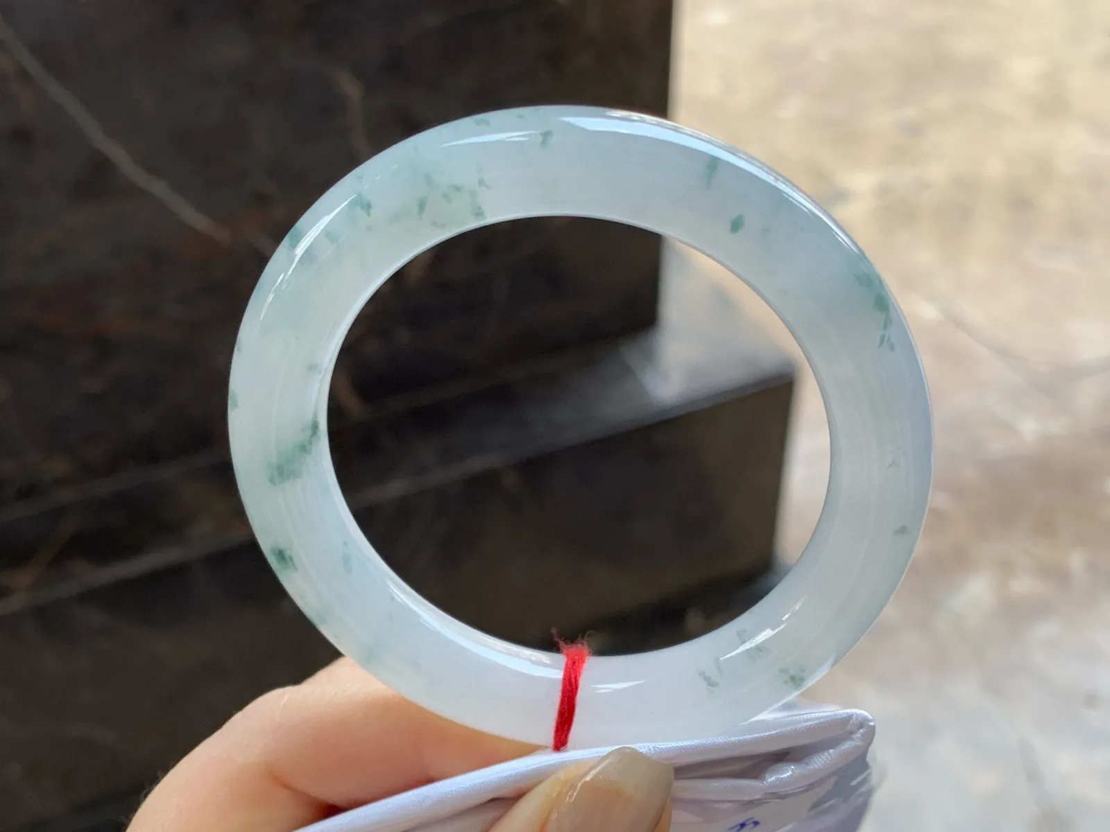 飘花圆条手镯
尺寸：54.4-10.5mm
水润十足～飘花点缀上手漂亮