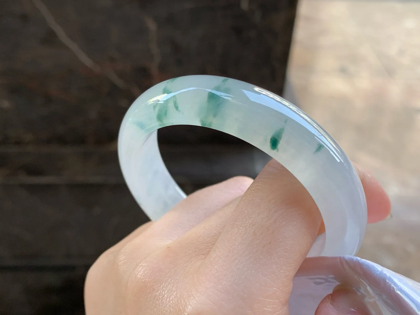 冰飘花手镯
尺寸：54.5-12.6-8mm
冰味十足～飘花点缀无瑕疵