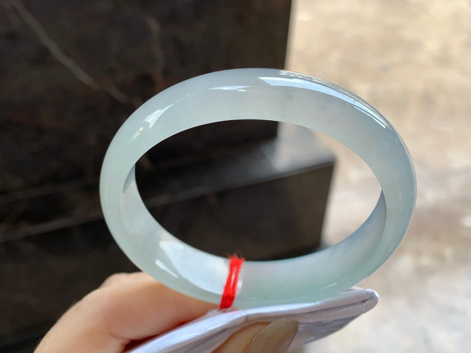冰种贵妃镯
尺寸：59-13.3-6.8mm
种水好～正圈55 56 57可以戴大圈口