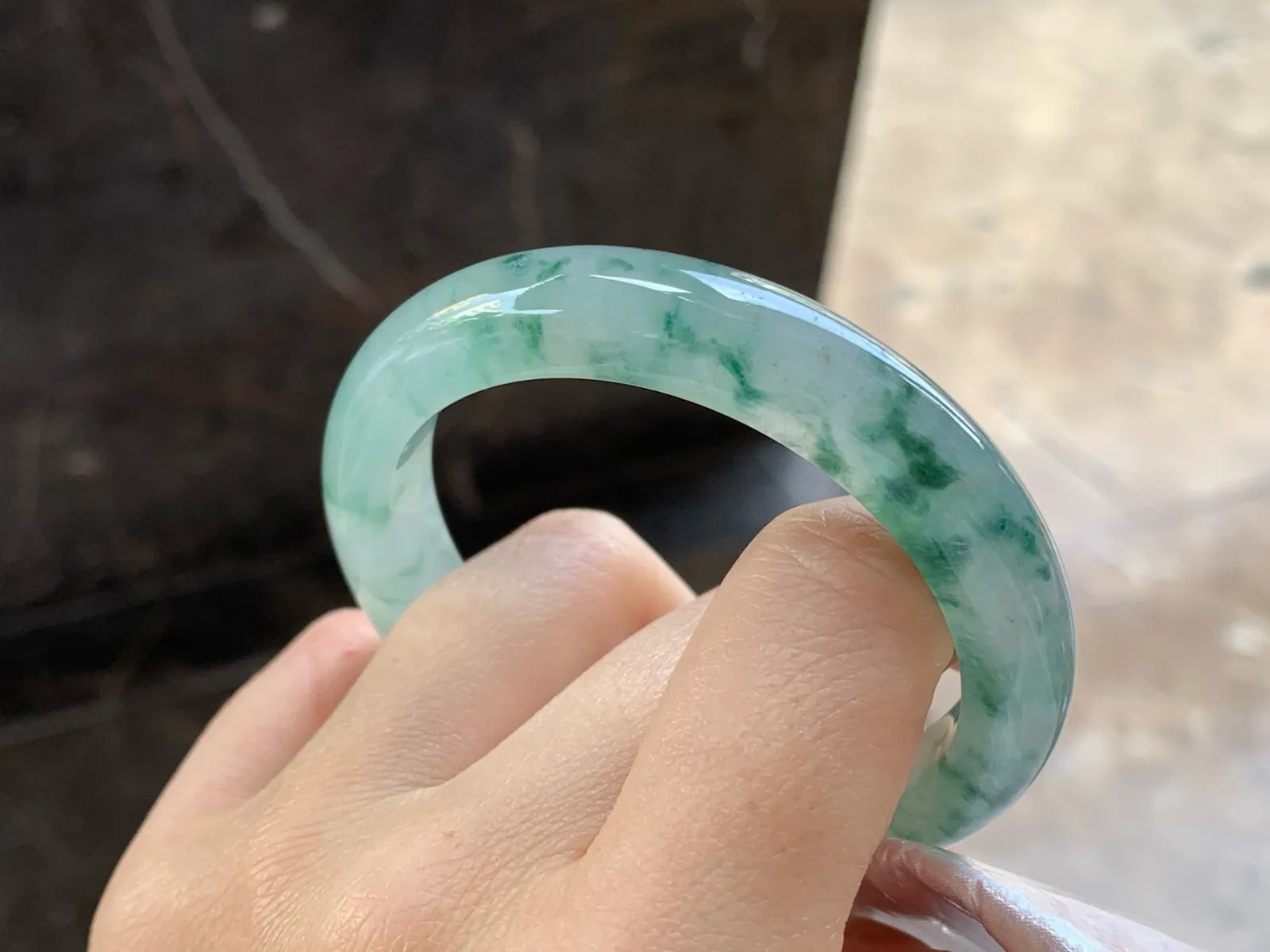 冰飘花手镯
尺寸：52.5-10.7-8.1mm
种水好～绿花点缀无瑕疵