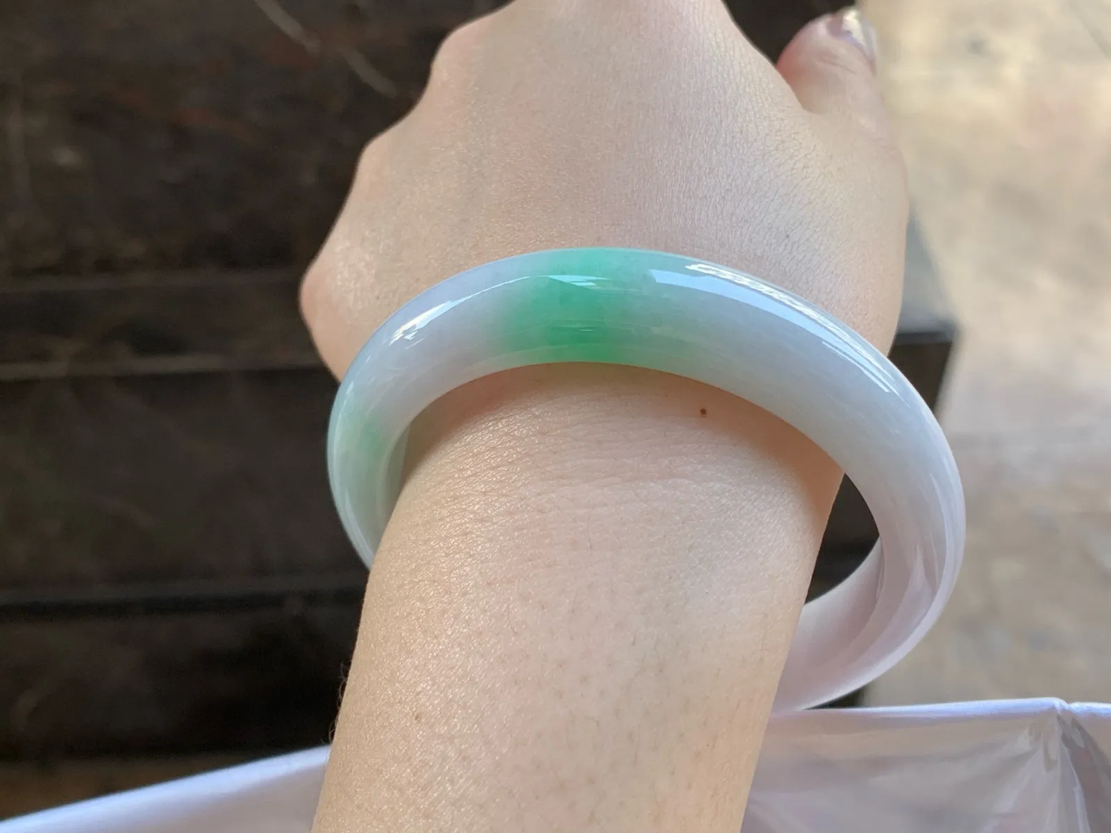 带色手镯
尺寸：56.8-12.5-8.5mm
底子细腻干净～绿色点缀