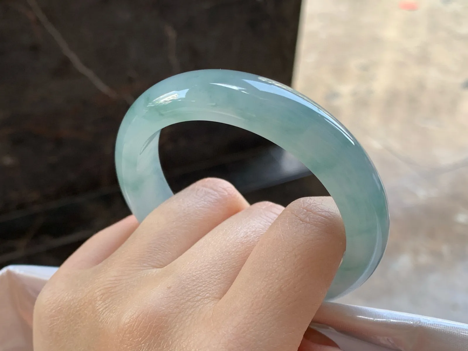 冰飘花手镯
尺寸：56-13.6-8.5mm
种老肉细～起胶的料子