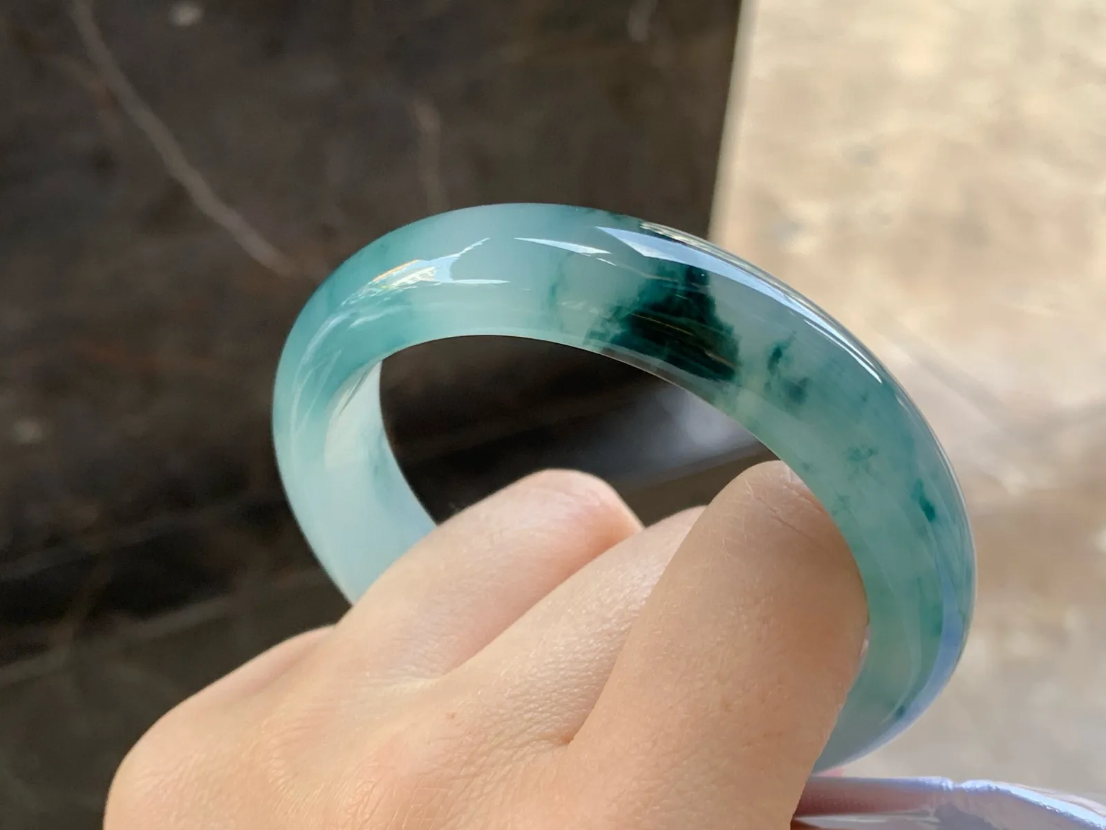 冰飘花手镯
尺寸：56-13.5-7.8mn
种老肉细～飘花浓郁 很耐看推荐