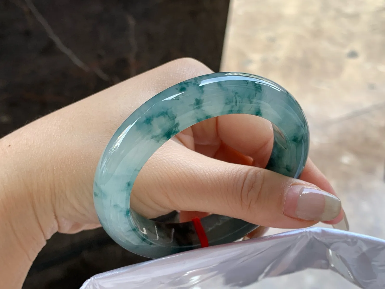 冰种飘蓝花手镯
尺寸：55-12.3-9.9mm
种老肉细～飘花浓郁 很漂亮的料子 实物好看