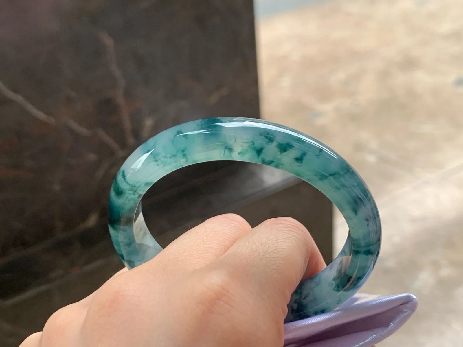 冰种飘花贵妃镯
尺寸：55.8-11.7-7.6mm
种好水足，花色漂亮，正圈52 53可以戴推荐