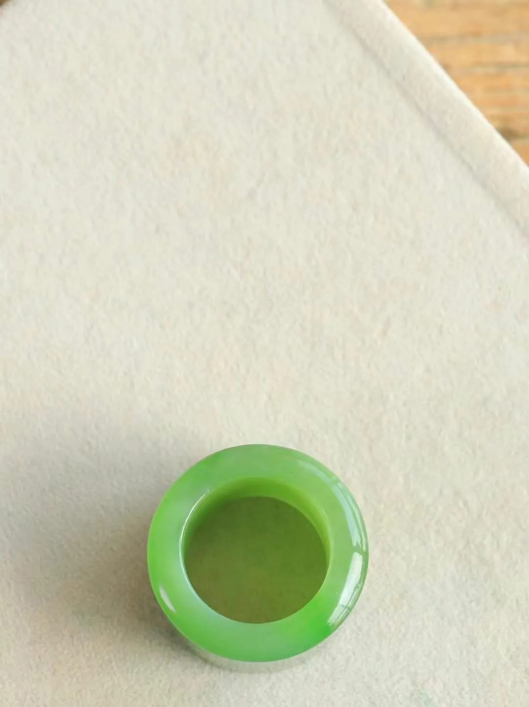 【古韵·扳指】

精品和田玉碧玉扳指，玉质温润，油润感十足， 整器古韵生辉。优雅高贵。运筹帷幄于掌中，决胜于千里之外。
重31.2克 内径圈口21.2mm 尺寸23-5.6mm   FDL-36301842