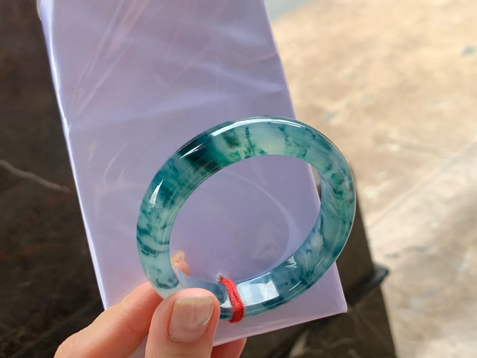 冰种飘花贵妃镯
尺寸：55.8-11.7-7.6mm
种好水足，花色漂亮，正圈52 53可以戴推荐