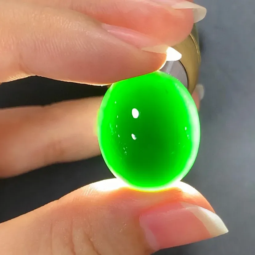 缅甸墨翠蛋面裸石戒面，黑度极黑 种老起胶 肉质细腻 打灯冰冰透透 色正阳绿 尺寸大