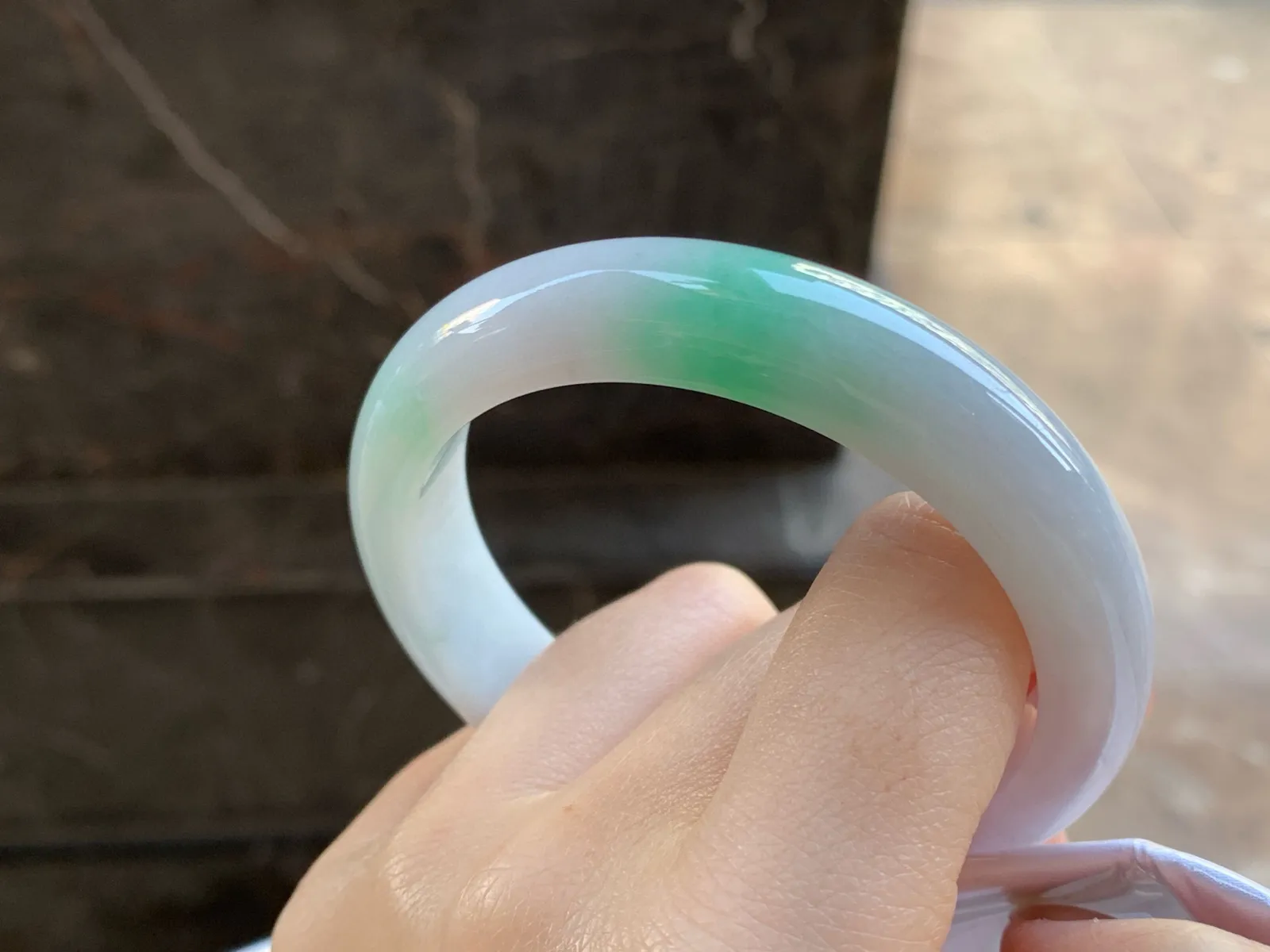 带色手镯
尺寸：56.8-12.5-8.5mm
底子细腻干净～绿色点缀