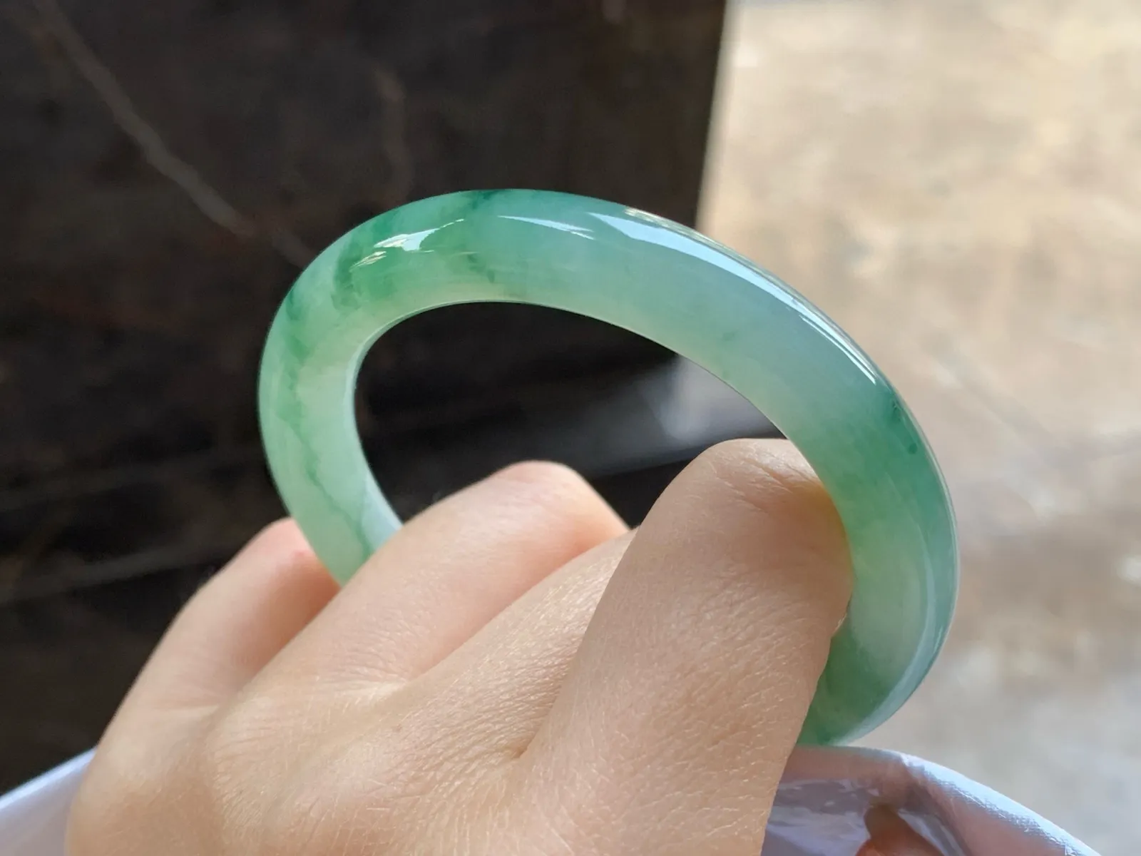 飘绿花圆条手镯
尺寸：50.7-9.3-8.6mm
底子细腻干净～绿花点缀上手好看