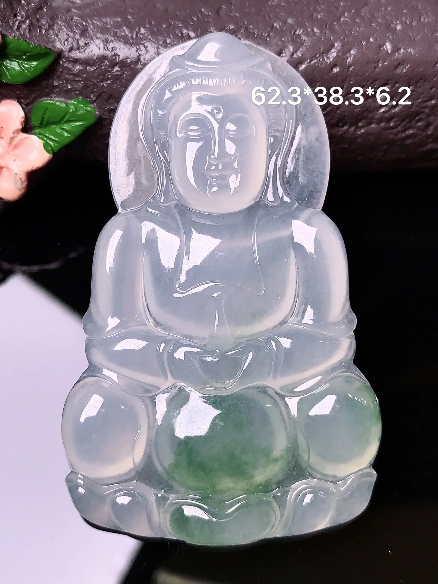 飘绿观音吊坠 玉质细腻 色泽清新艳丽  整体尺寸62.3*38.3*6.2