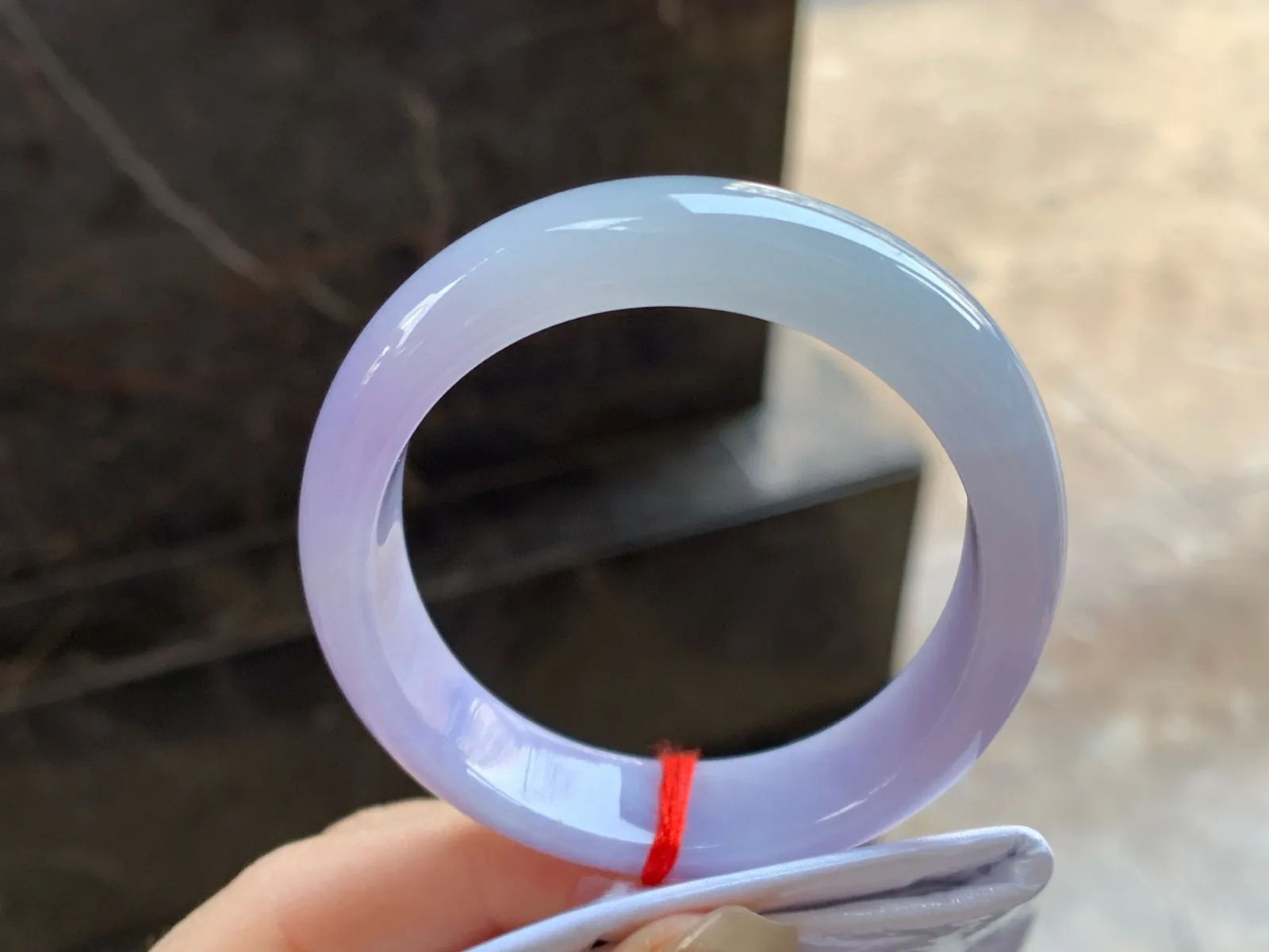 紫罗兰贵妃镯
尺寸：53-12.3-7.2mm
底子细腻干净～正圈50 51可以戴上手好看