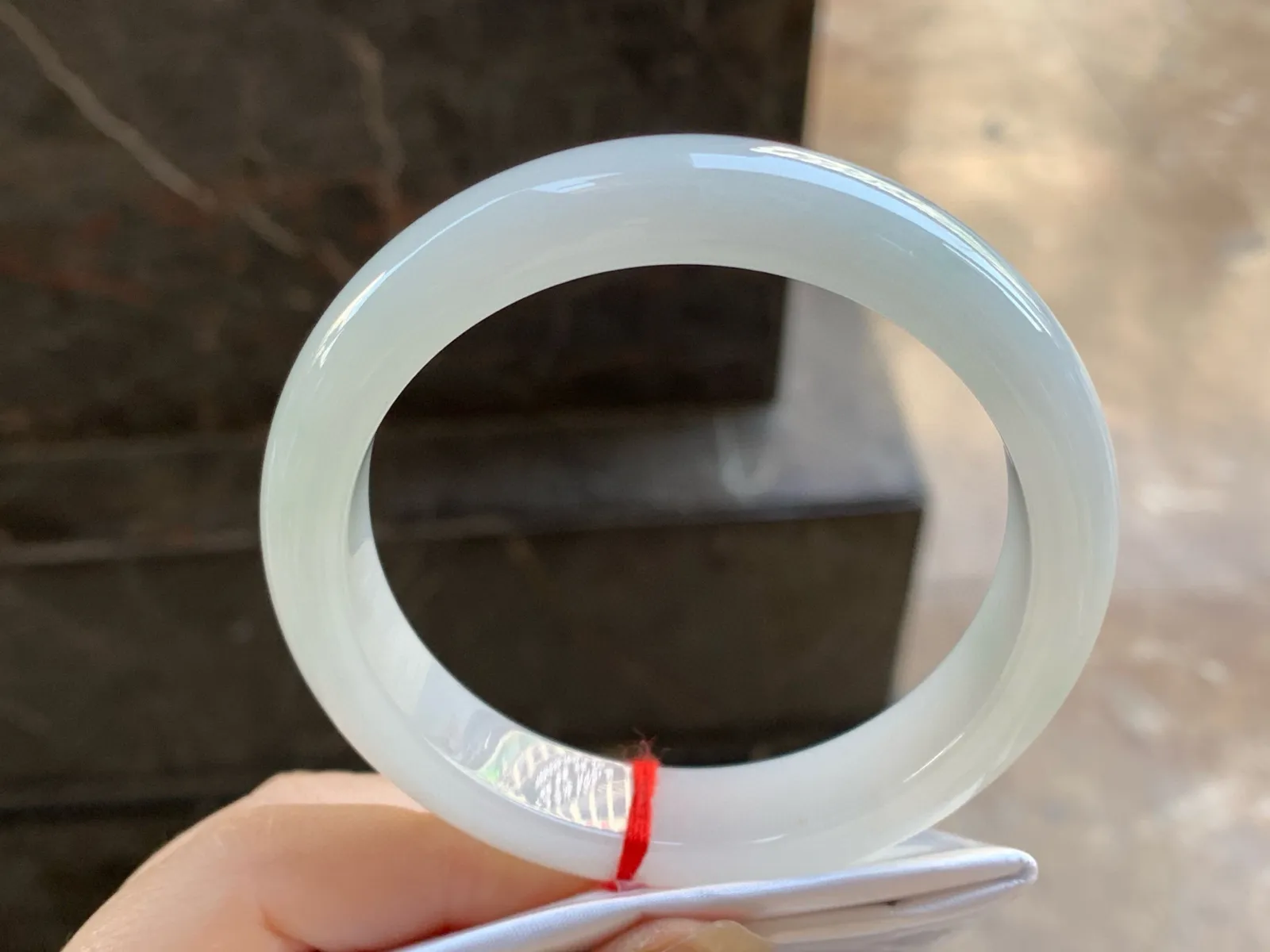 细糯手镯
尺寸：59-12.6-8.7mm
肉质细腻干净～大圈口