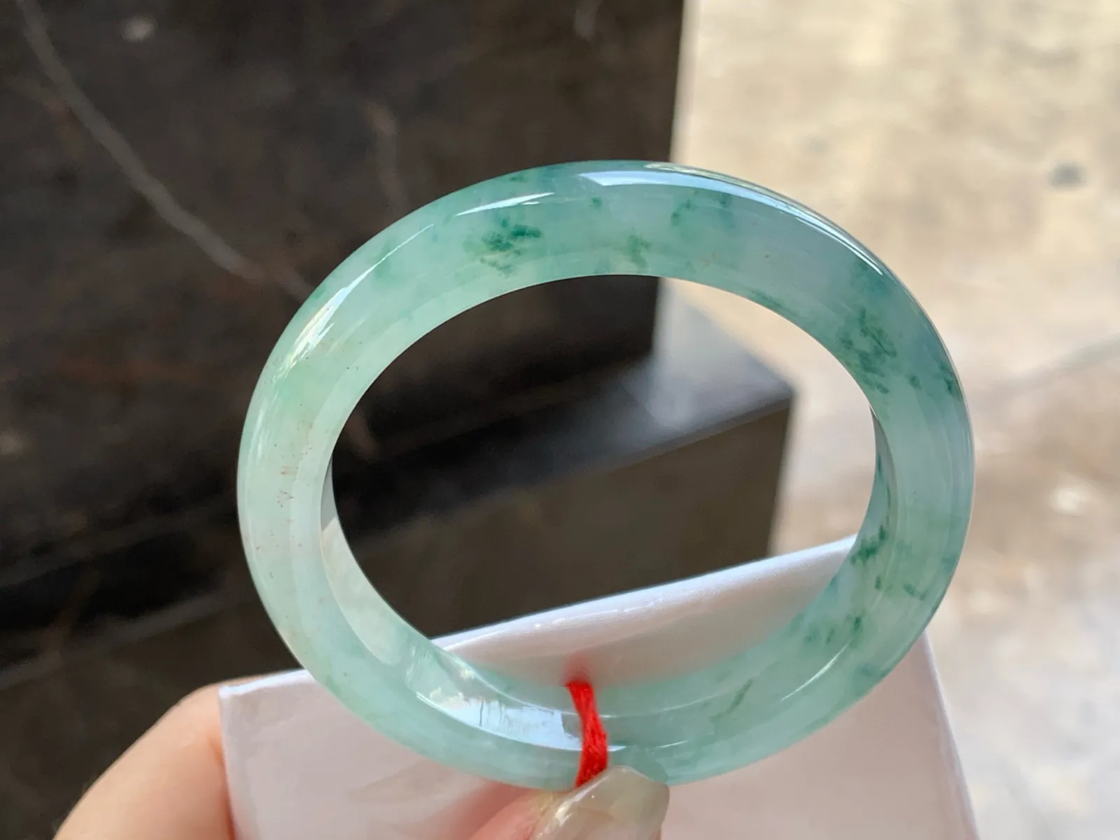 冰飘花手镯
尺寸：52.5-10.7-8.1mm
种水好～绿花点缀无瑕疵