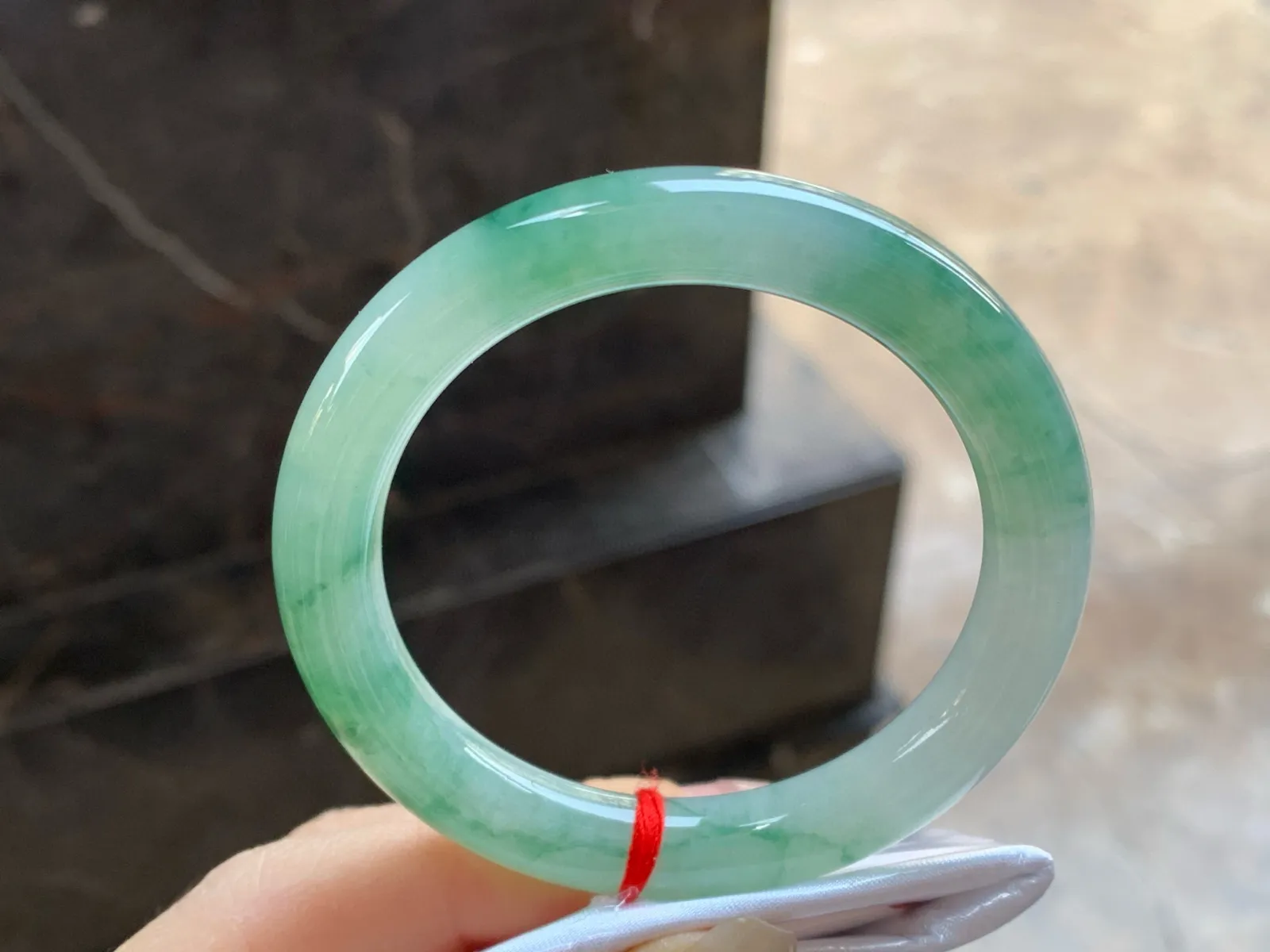 飘绿花圆条手镯
尺寸：50.7-9.3-8.6mm
底子细腻干净～绿花点缀上手好看