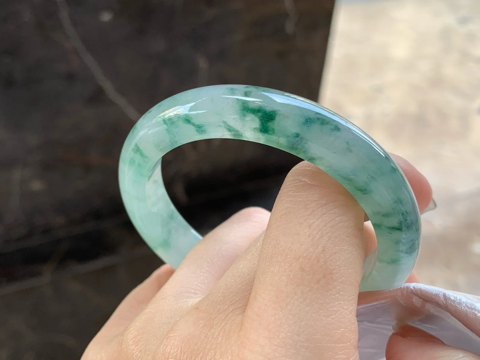 冰飘花手镯
尺寸：52.5-10.7-8.1mm
种水好～绿花点缀无瑕疵