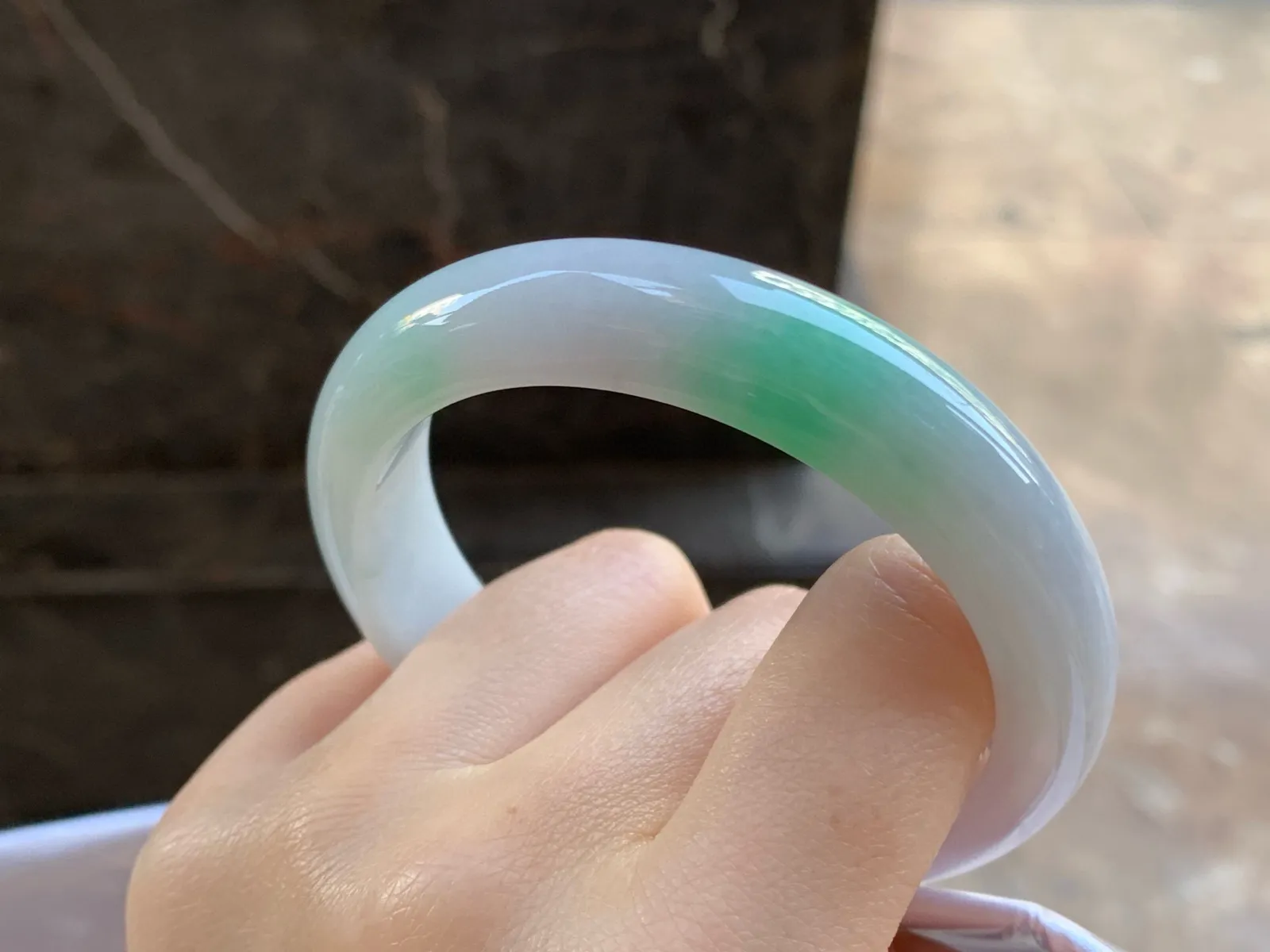 带色手镯
尺寸：56.8-12.5-8.5mm
底子细腻干净～绿色点缀