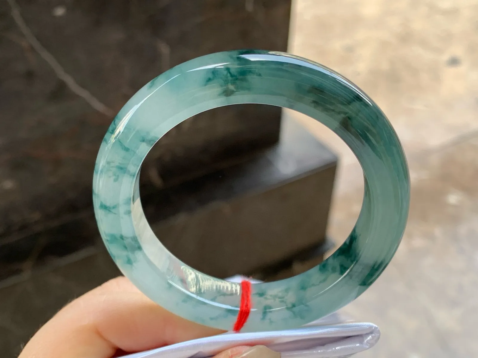 冰种飘蓝花手镯
尺寸：55-12.3-9.9mm
种老肉细～飘花浓郁 很漂亮的料子 实物好看