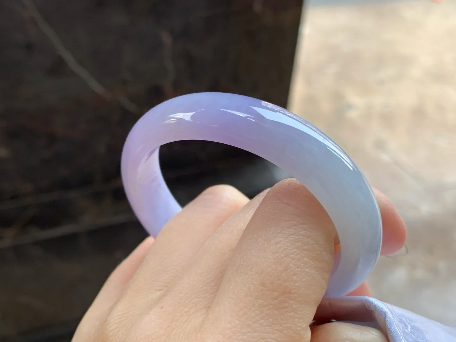 紫罗兰贵妃镯
尺寸：53-12.3-7.2mm
底子细腻干净～正圈50 51可以戴上手好看