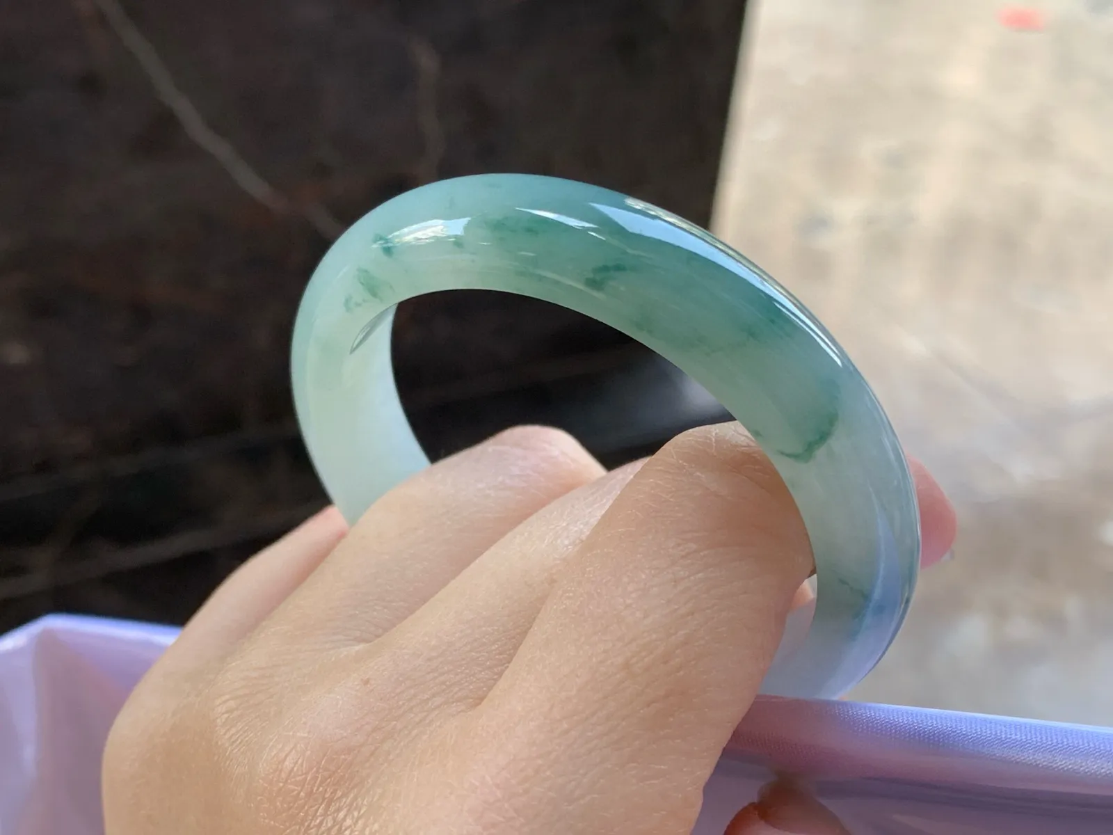 飘花手镯
尺寸：52-12-7.8mm
肉质细腻干净～飘花点缀