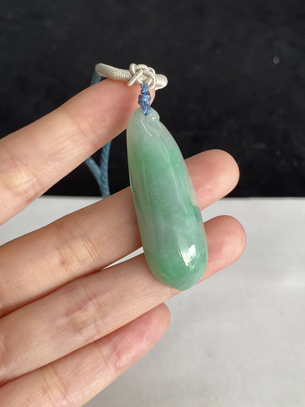 翡翠糯化种淡绿色福瓜，配珠未测