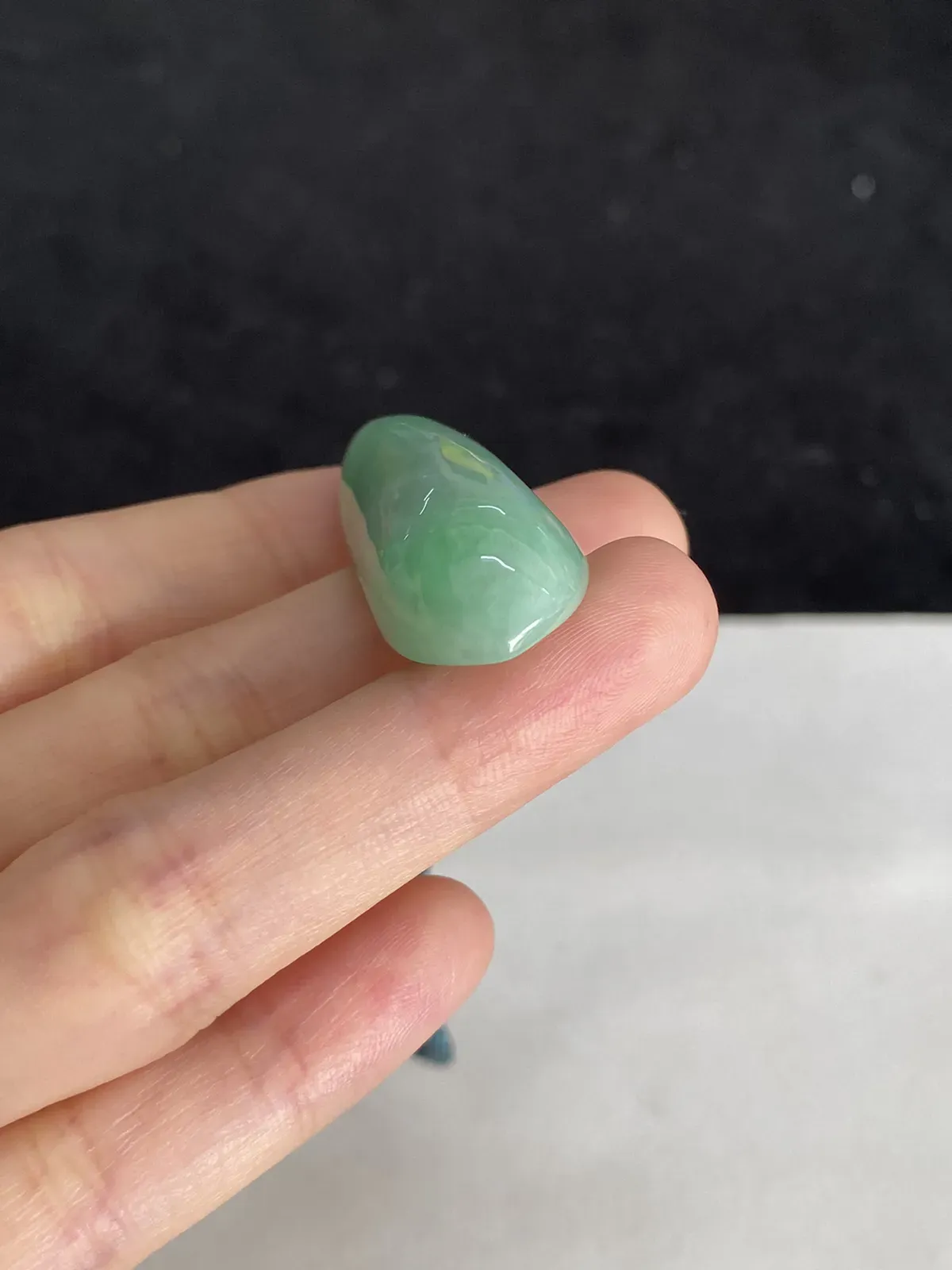 翡翠糯化种淡绿色福瓜，配珠未测