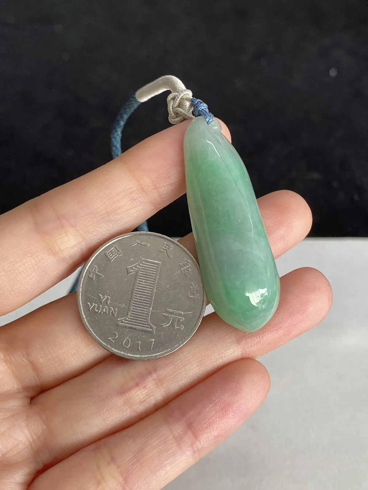 翡翠糯化种淡绿色福瓜，配珠未测