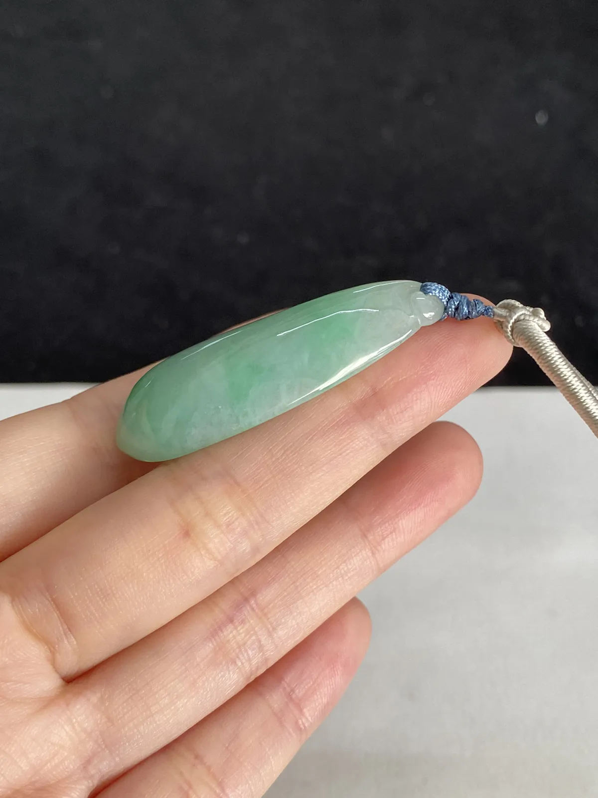 翡翠糯化种淡绿色福瓜，配珠未测