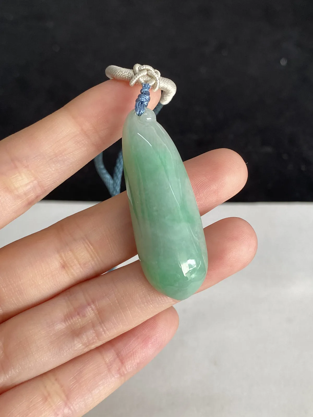 翡翠糯化种淡绿色福瓜，配珠未测
